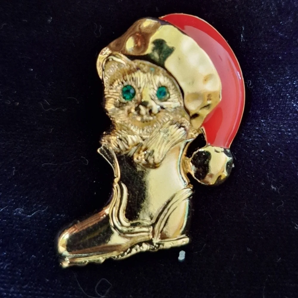 AVON Christmas Kitten Tac Pin