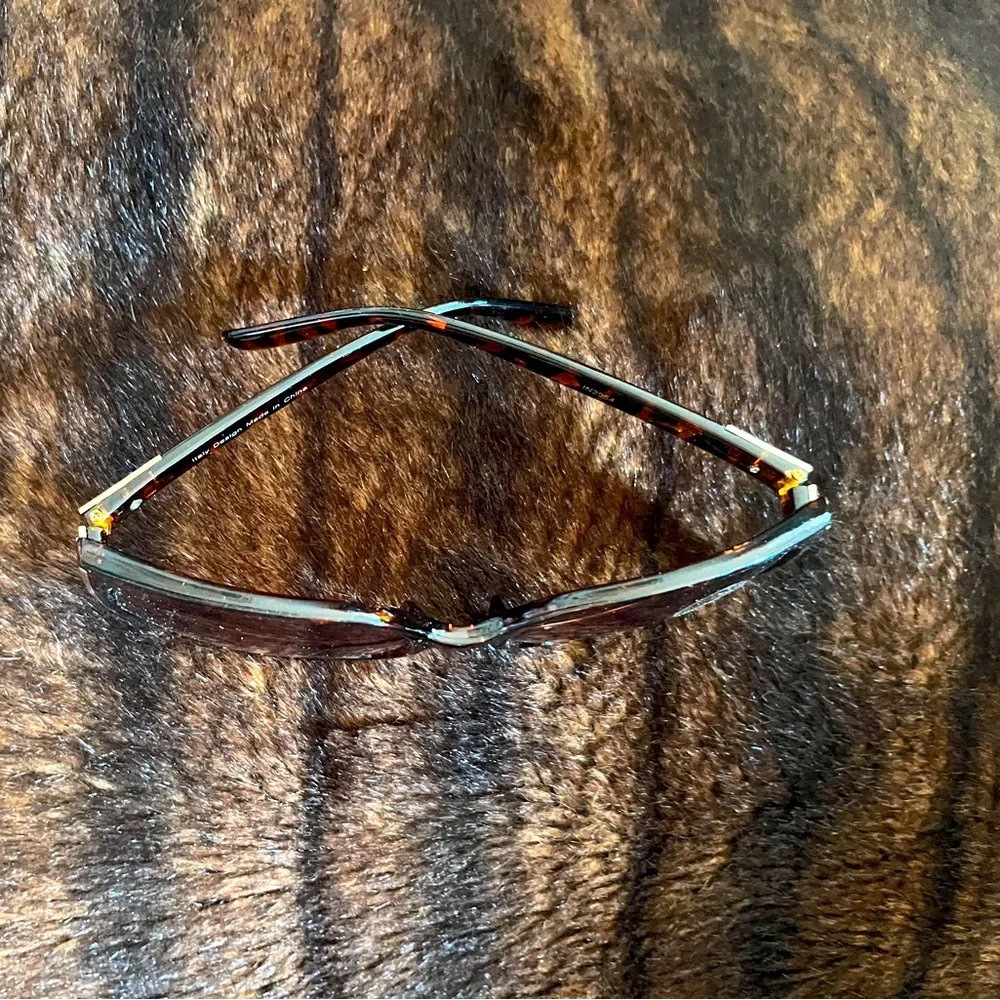 Tortoise Shell Square Frames Gold Accents Sunglasses Women Color Brown & Gold