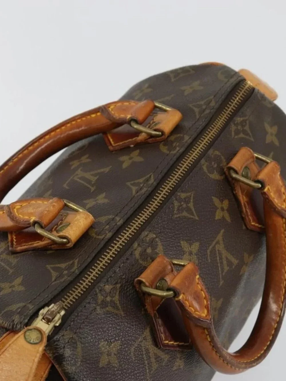 Louis Vuitton metal rubbing outside	surface：out