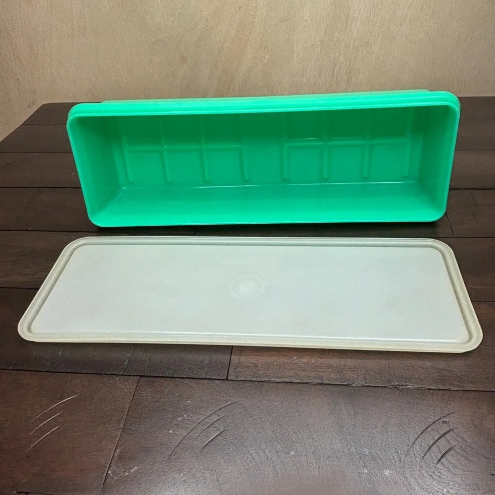 Tupperware Celery‎ Keeper Vintage Jadeite Green with lid that seals - no insert