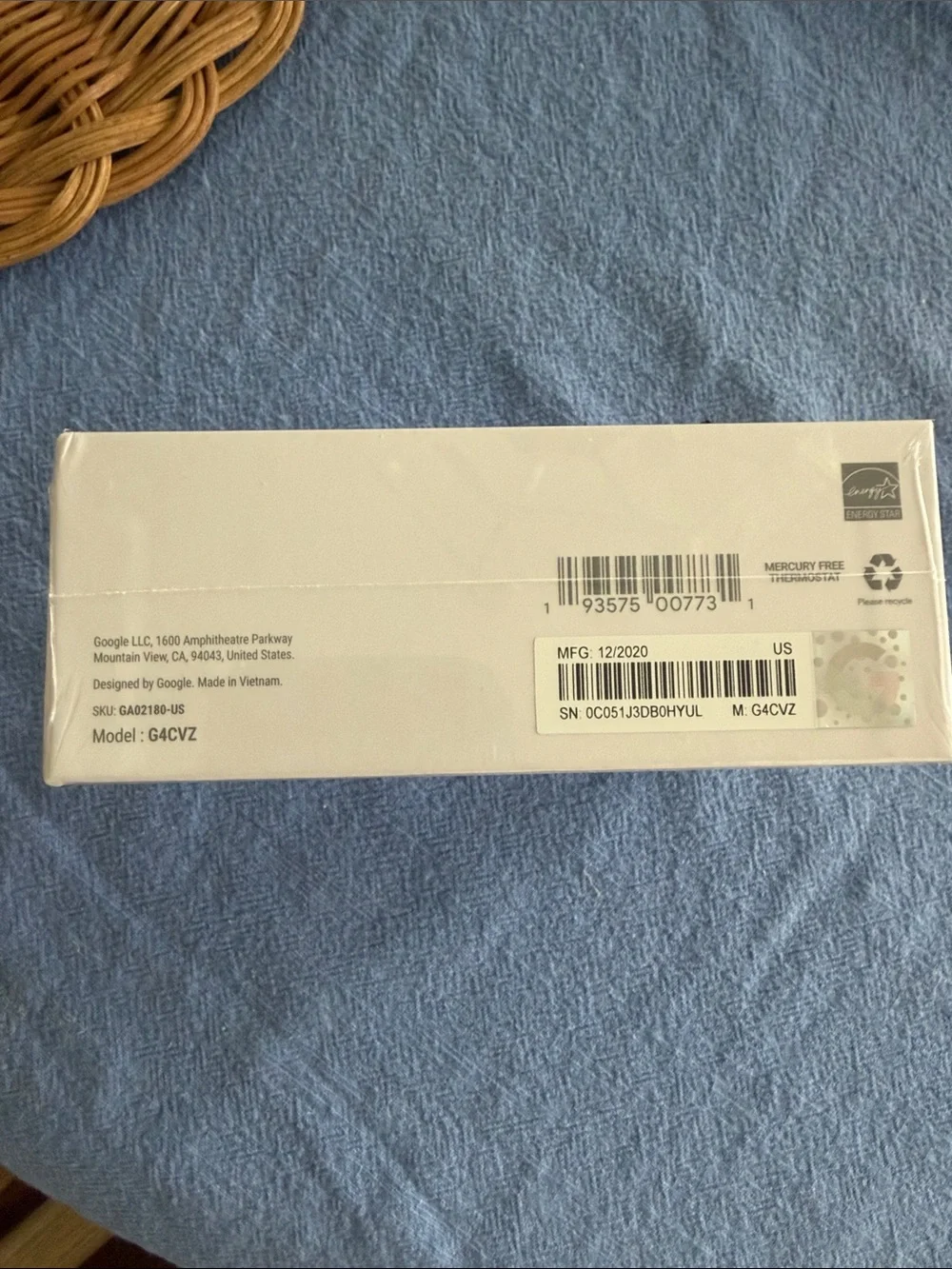 Google Nest Thermostat - White and Light Gray Packaging