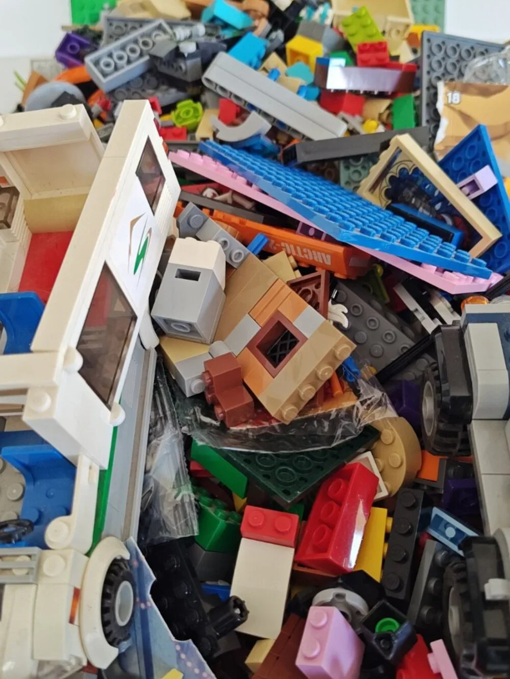 LEGO 5 lbs BULK LOT of bricks and pieces (b9)