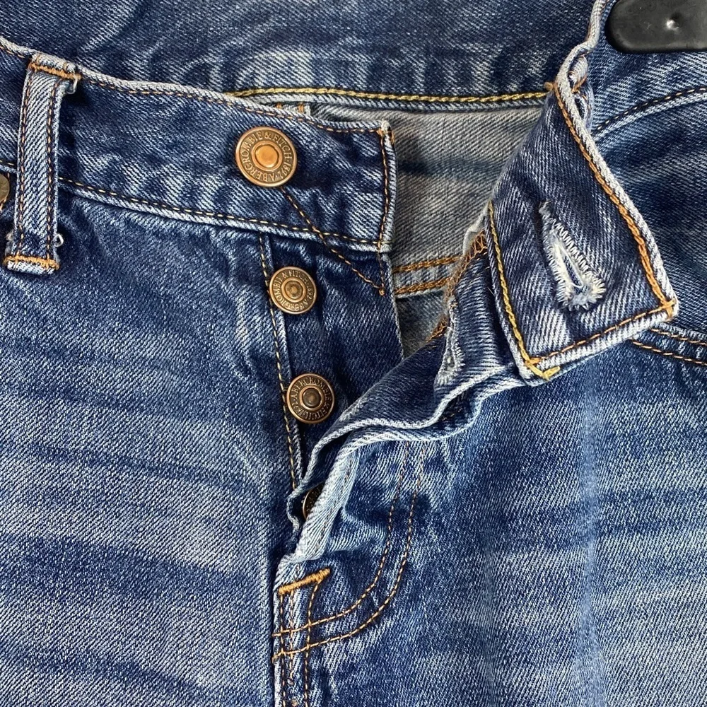 Abercrombie & Fitch distressed jeans mid rise straight leg 31x32 Y2K button fly