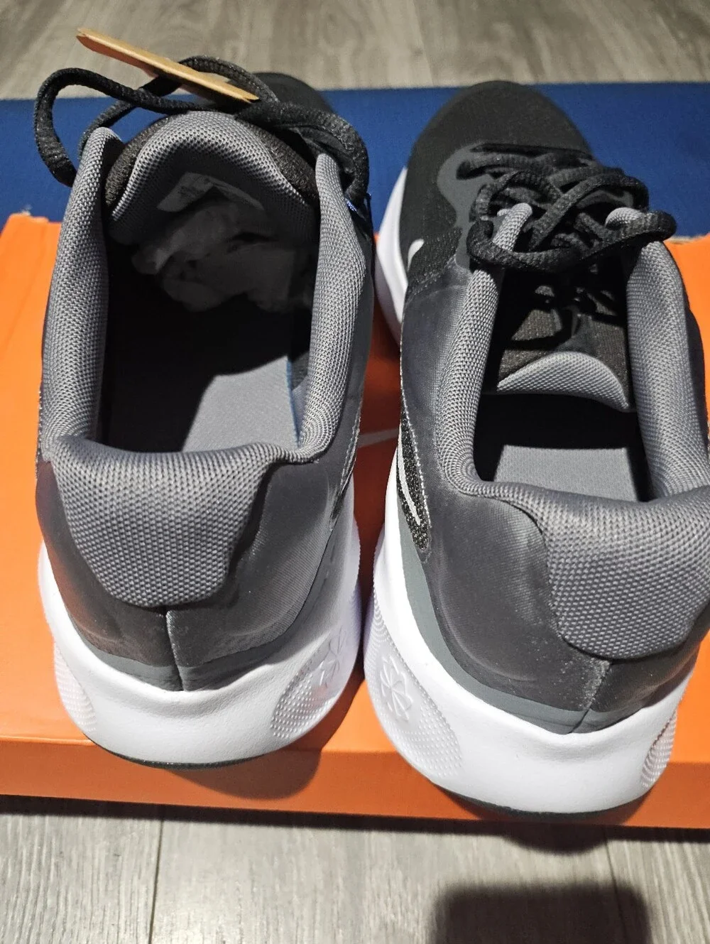 Nike athletic sni7eakers