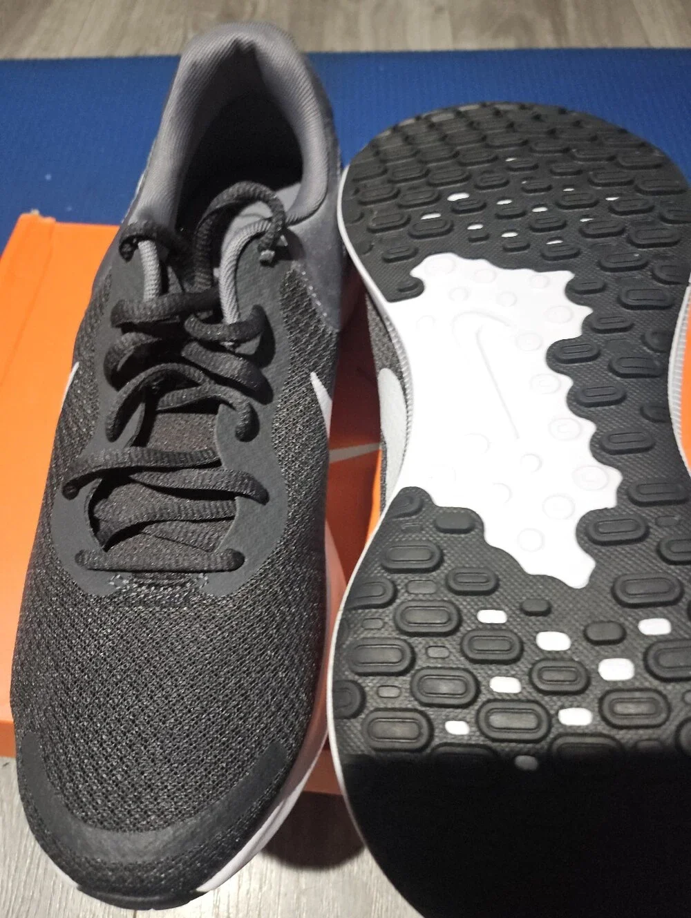Nike athletic sni7eakers