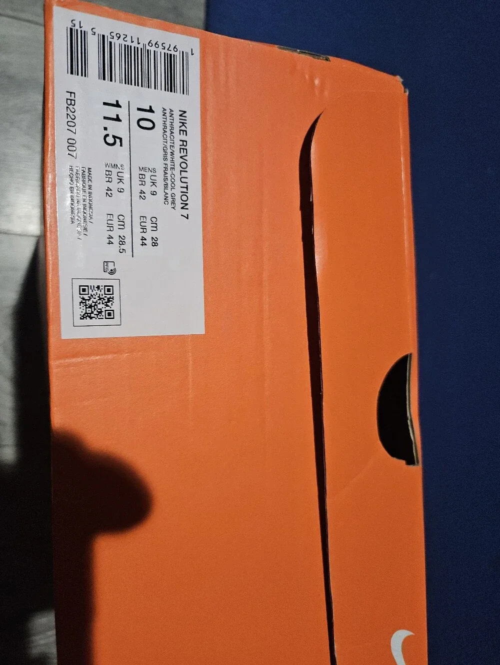 Nike athletic sni7eakers