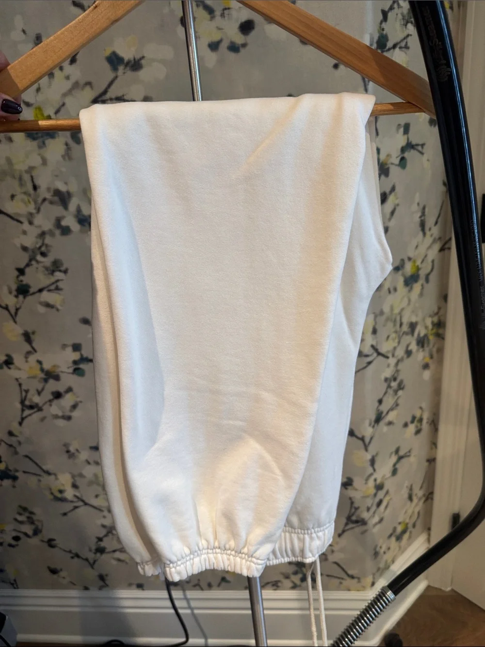 ALO Yoga cream white