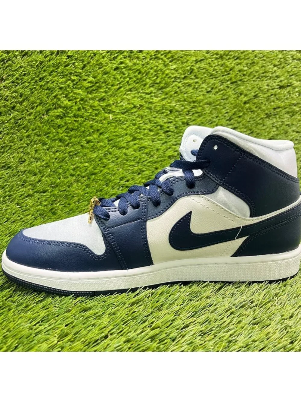 Nike Air Jordan 1 Mid SE Womens Size 11 Gray Navy Blue Basketball Shoes Sneakers