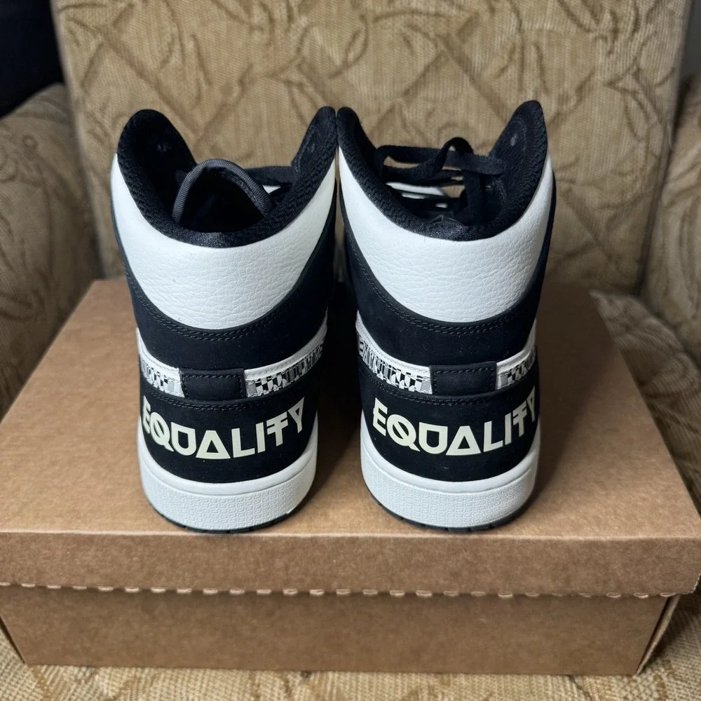 Jordan wrinkles some box