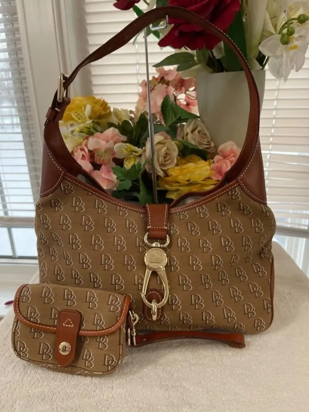 Dooney and bourke DB shadow clasp sac with wristlet 2pc set (PU300