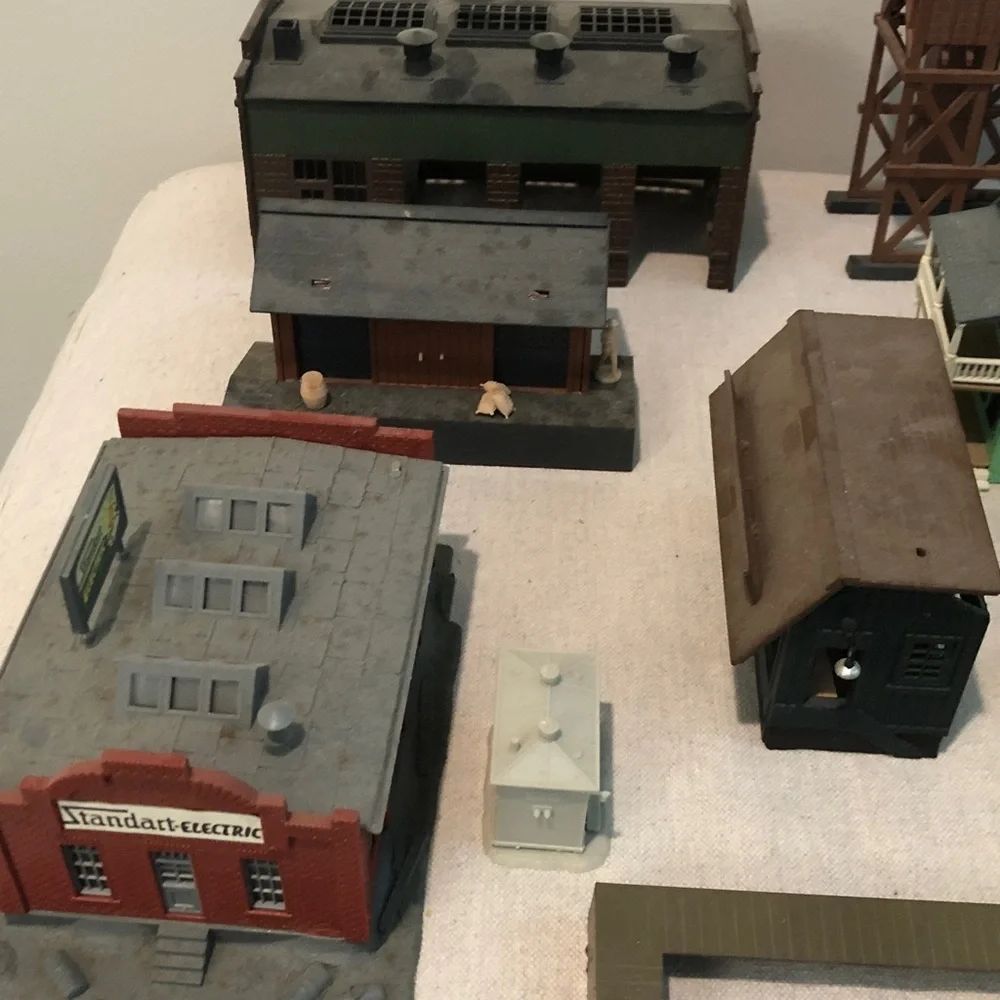 Tyco Kit buildings (12) & Miscellaneous Railroad Street Accessories AS IS