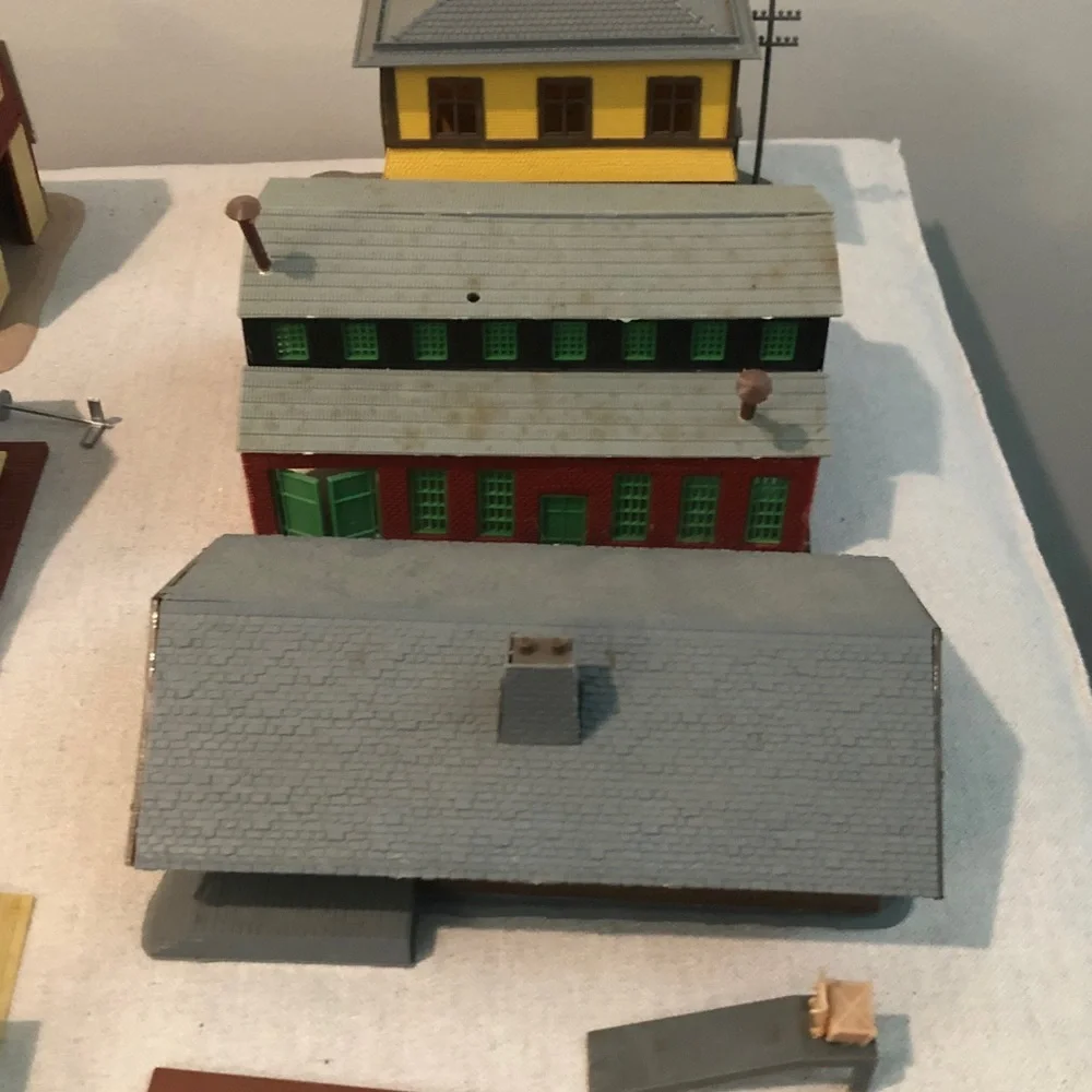 Tyco Kit buildings (12) & Miscellaneous Railroad Street Accessories AS IS