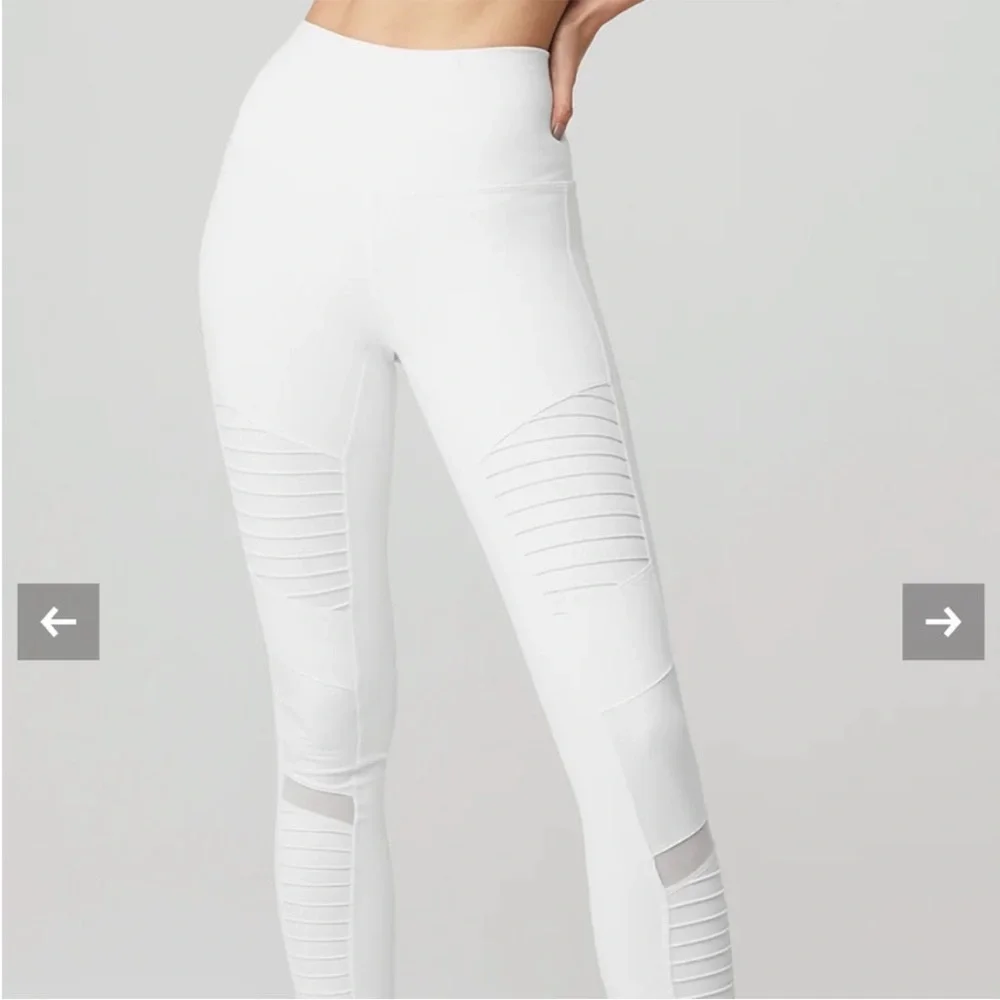 Alo Yoga High-Waist Moto Legging in White. Size XS