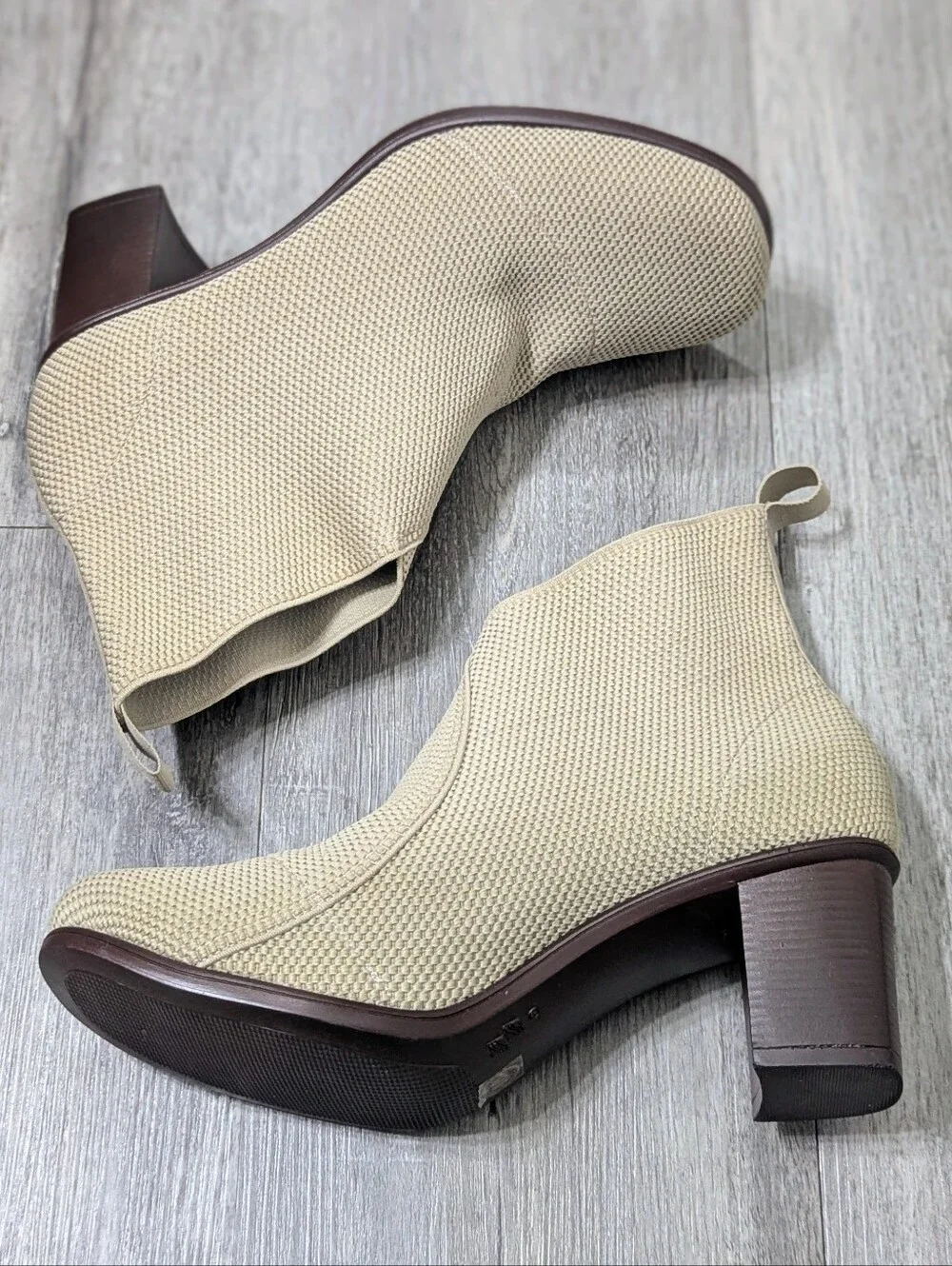 CHARLESTON SHOE CO. stylish cream