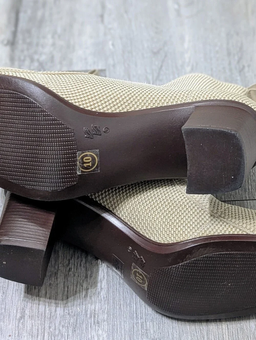 CHARLESTON SHOE CO. stylish cream
