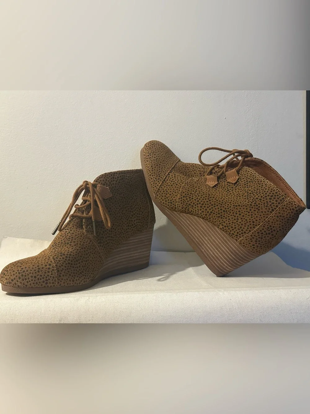 TOMS Kala Wedge Booties Tan Mini Cheetah Suede NWOT Size 9.5 OrthoLite