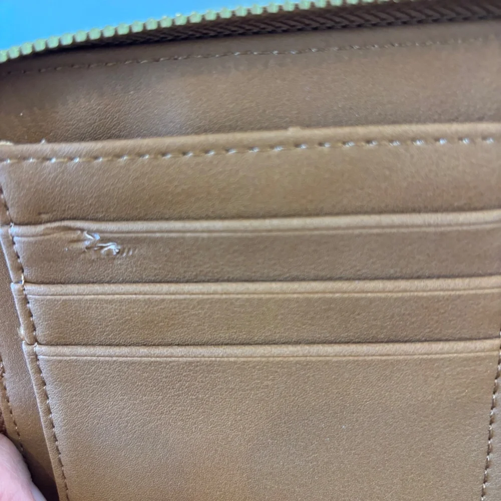 Parfois closure leather imperfection