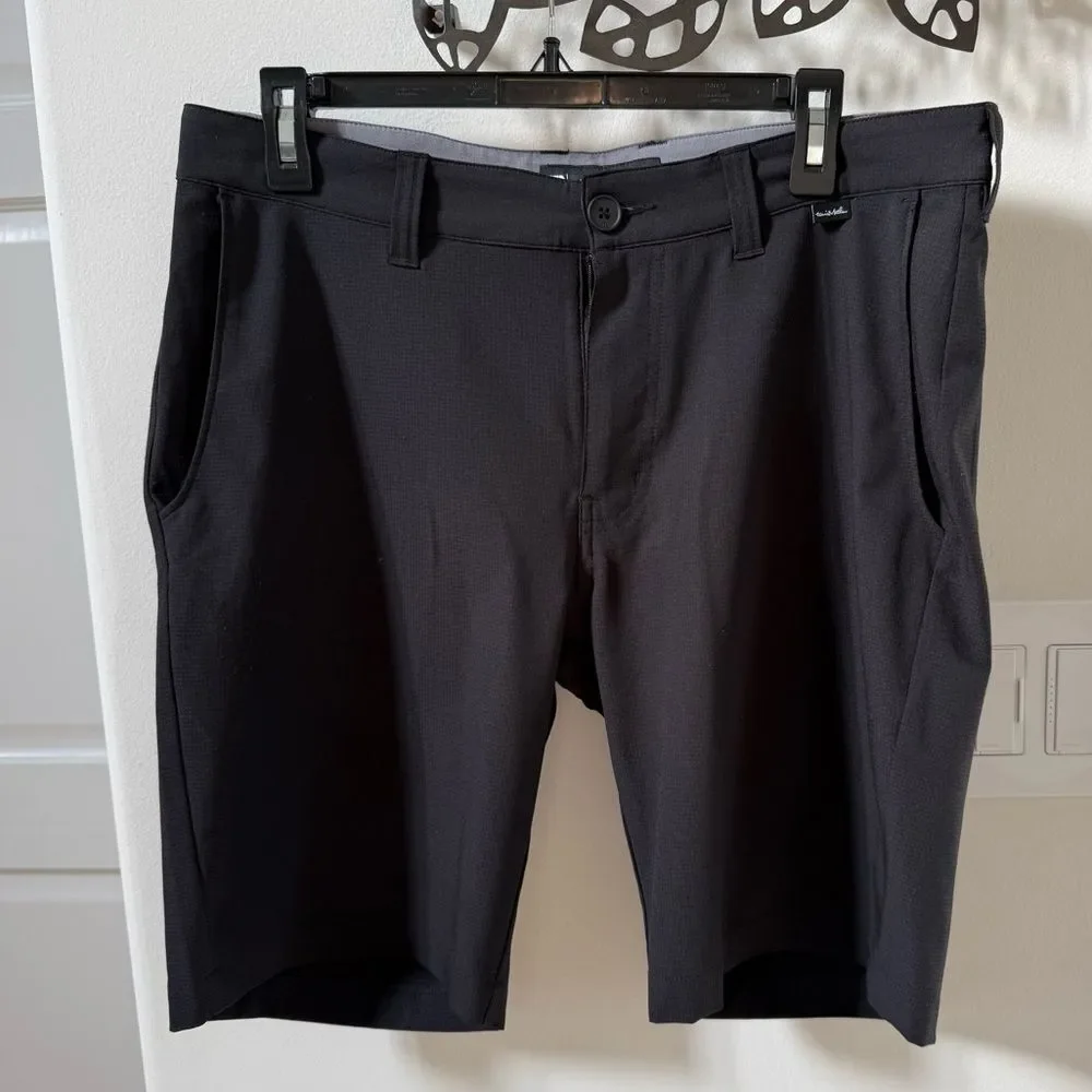 TravisMathew The Beck Perfect  Short 9.5” in Black 32