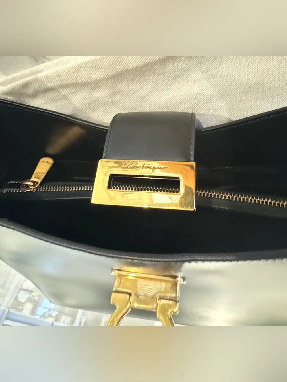 Salvatore Ferragamo trifolio closure gancio