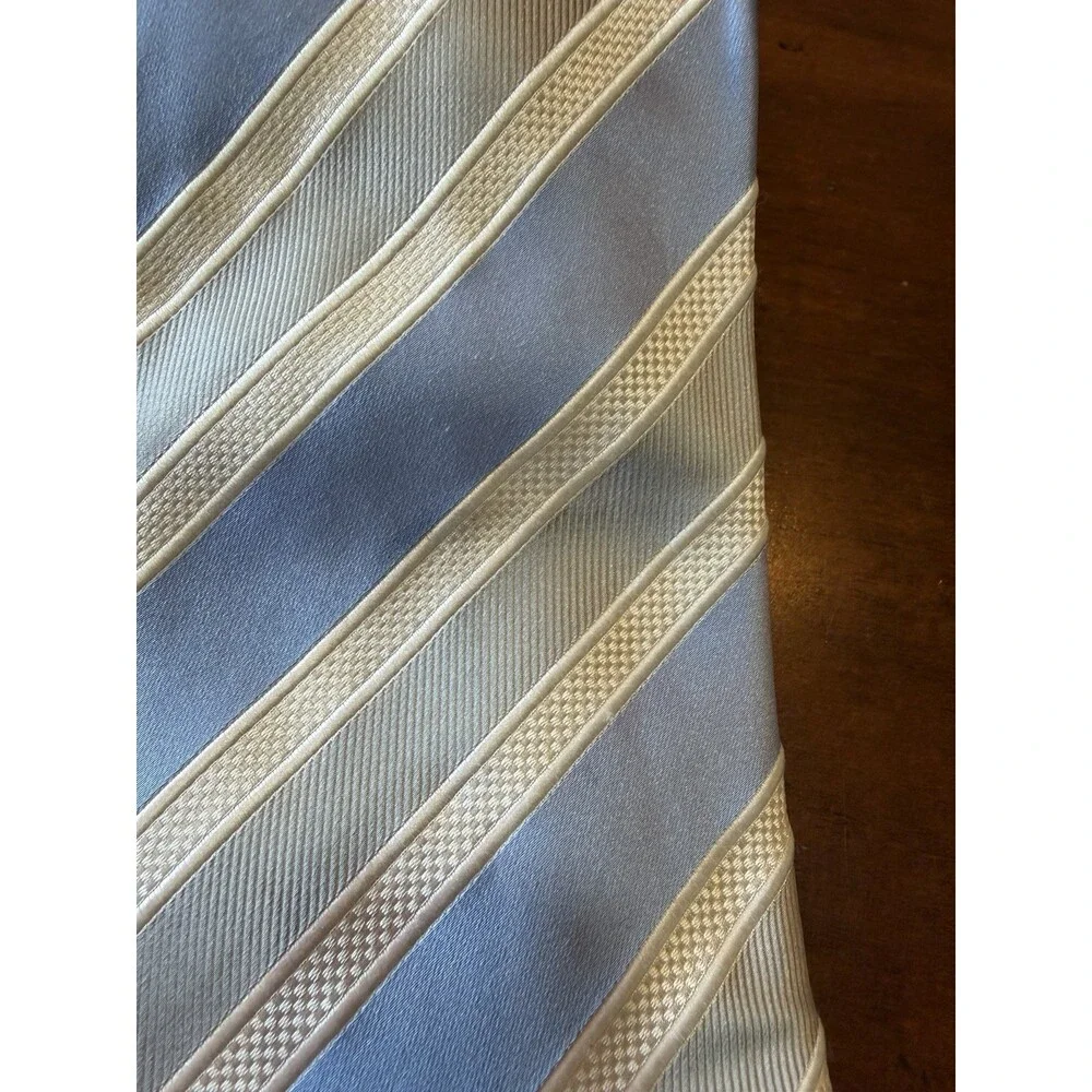 DONALD TRUMP Signature Collection Silk Necktie STRIPED Blue And Silver.