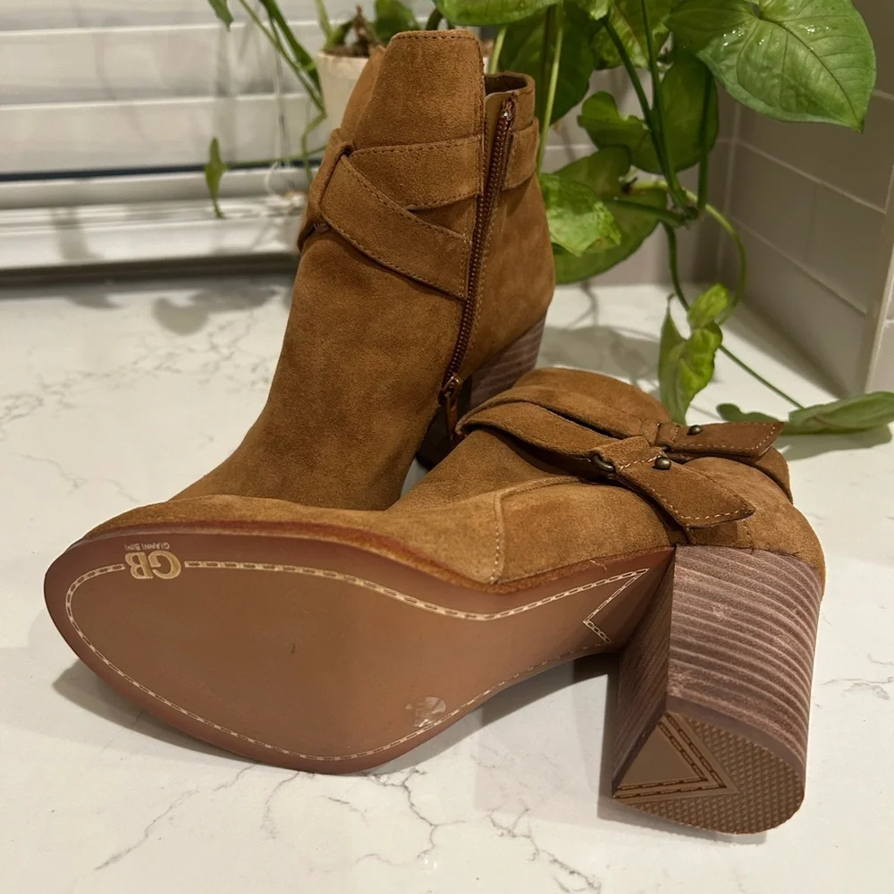 Gianni Bini suede ankle