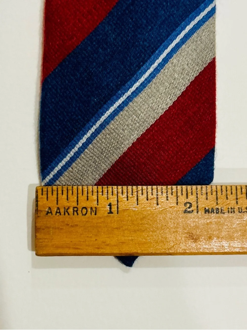 Penguin by Munsingwear red, blue, and beige diagonal striped tie #preppy #retro