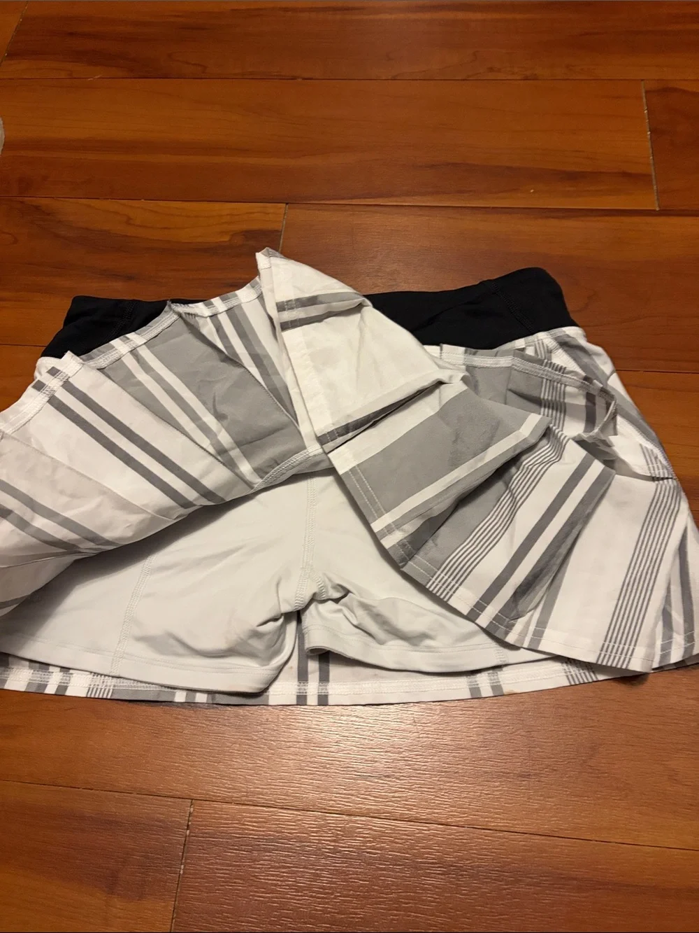 lululemon athletica pleated skater