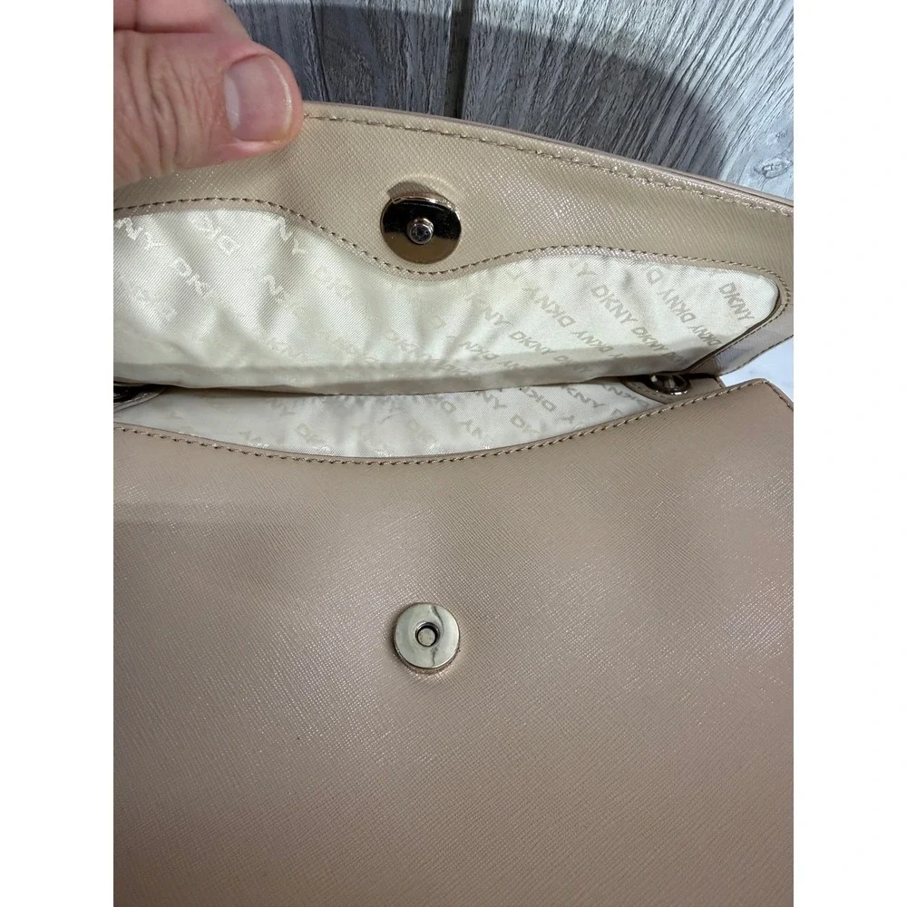 Dkny elegant plaque closure