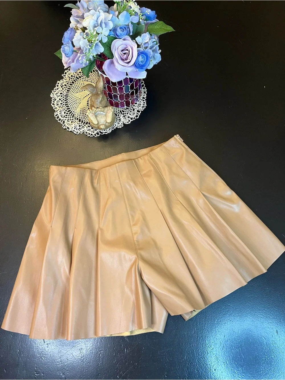 Entro Boutique NWT Tan Pleated Faux Leather High Waisted Shorts Sz S Trendy‎