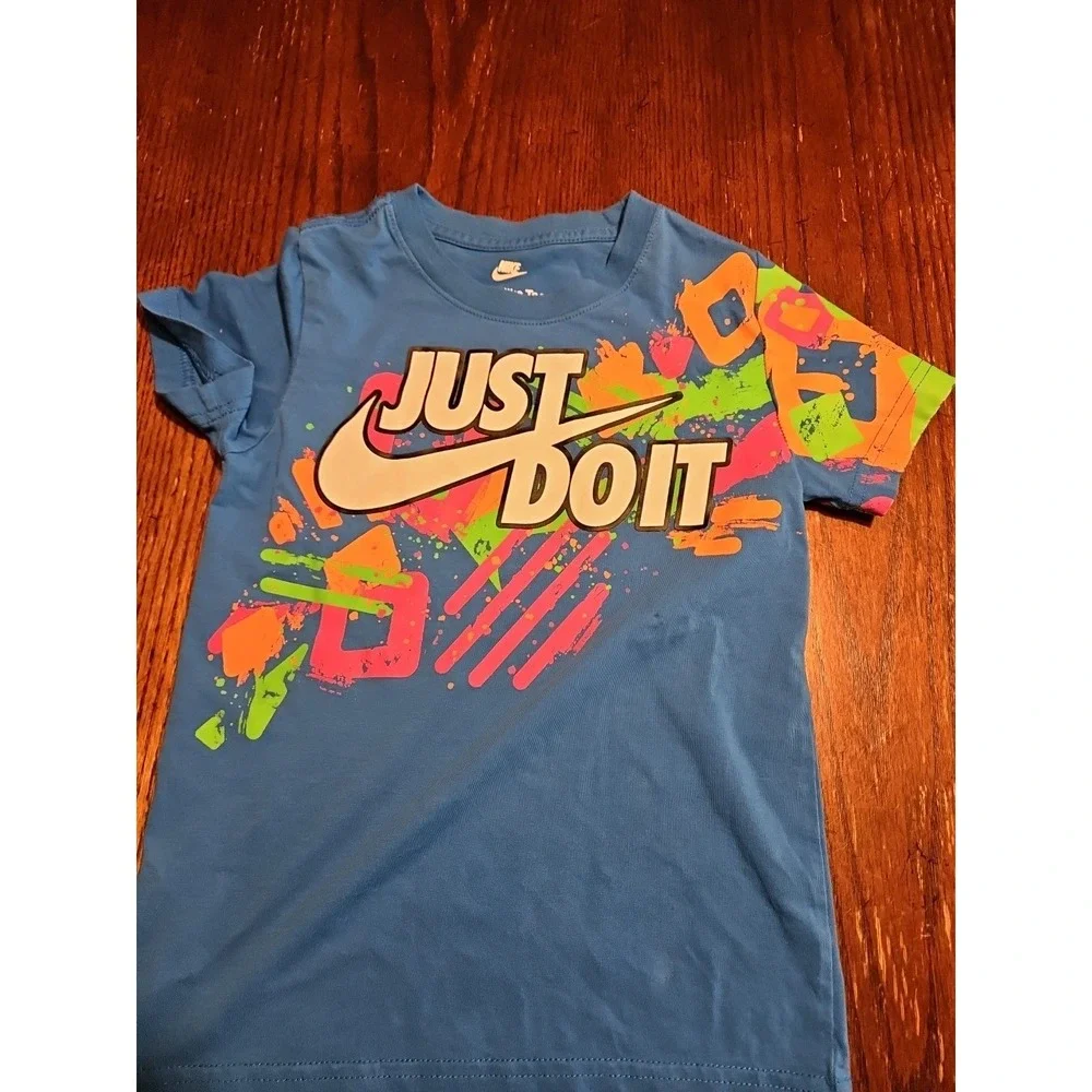 NIKE Just Do It Swoosh Blue Multicolor T-Shirt The Nike Tee Medium 5-6 YRS (A691