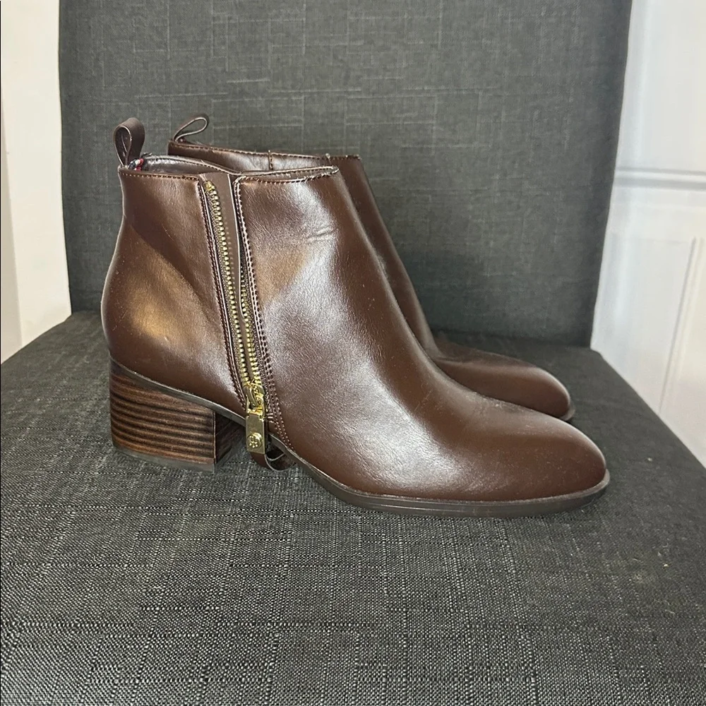 Tommy Hilfiger‎ Size 8.5 Womens Dark Brown Ankle Zip Booties