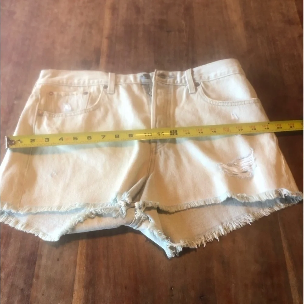 NWT Levi’s Wedgie Fit High-Rise Jean Shorts in Light Wash