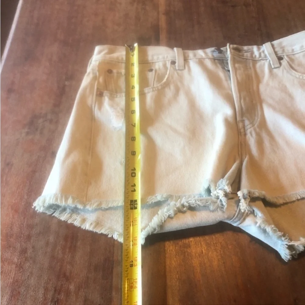 NWT Levi’s Wedgie Fit High-Rise Jean Shorts in Light Wash