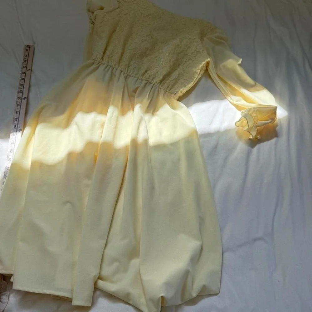 N/A yellow lace