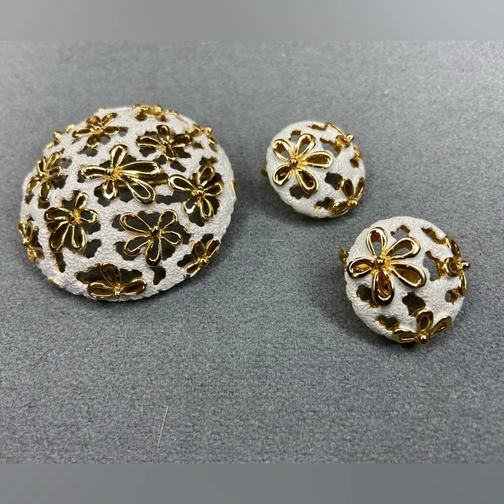 Trifari like pendent