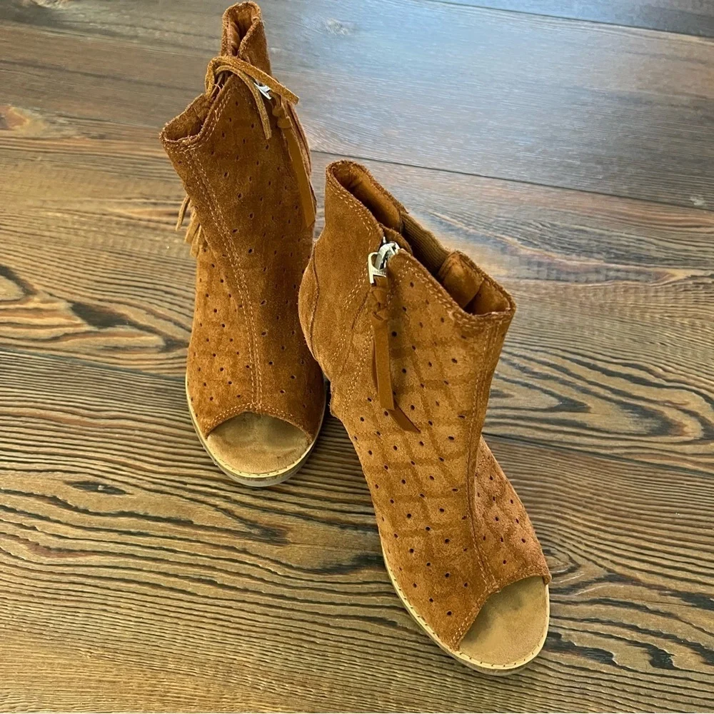 Toms hardly worn