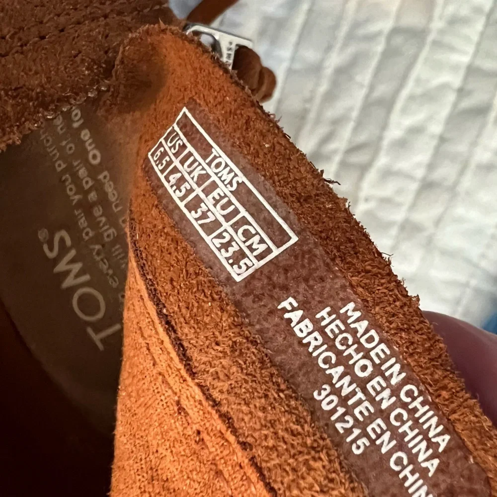 Toms tassel peep