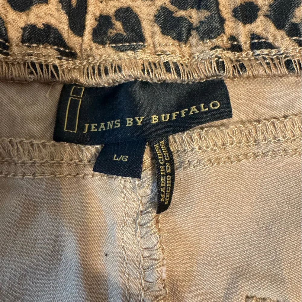 Jeans by Buffalo Leopard Print Stretch Capri Pants – Size Large