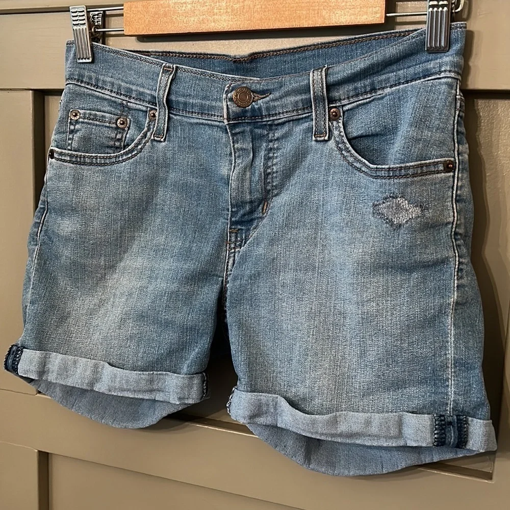 Levi's Mid-Length Women's Shorts Denim Jean Shorts Medium Wash Size 26