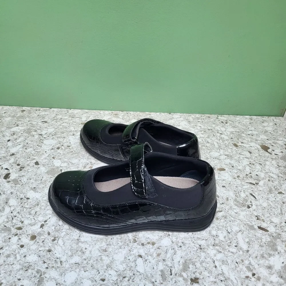 NEW Leather Croc Embossed Mary Jane by Drew 7WW