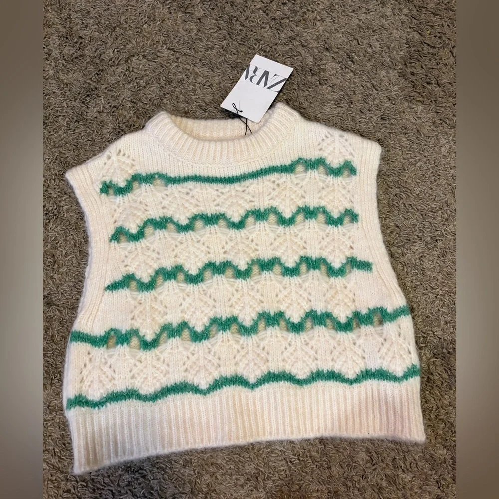 NWT Zara Girls Sweater with Cream and Green Pattern Size 8-9