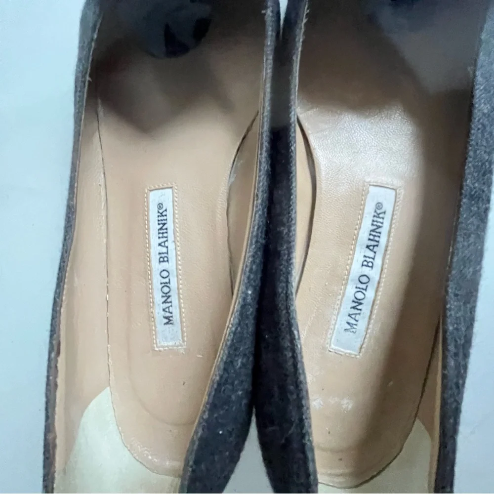 Manolo Blahnik gray flannel flats with black patent flower 38