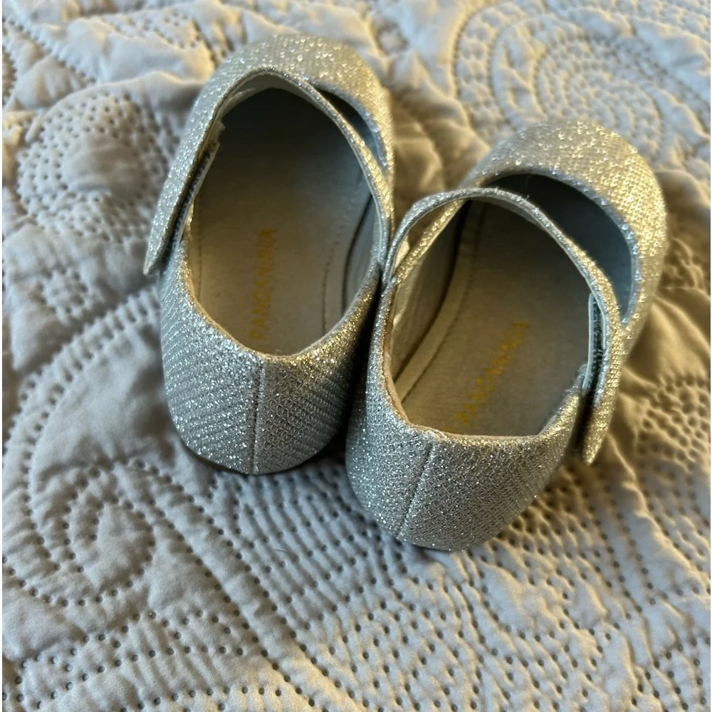 Pandanunjua “Susie” silver sparkle MaryJane dress shoes. Size 6 Great shape