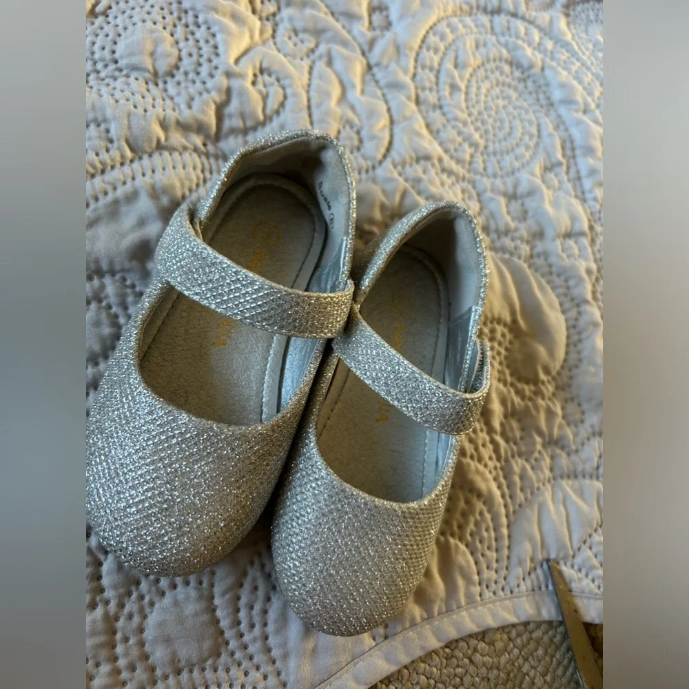 Pandanunjua “Susie” silver sparkle MaryJane dress shoes. Size 6 Great shape