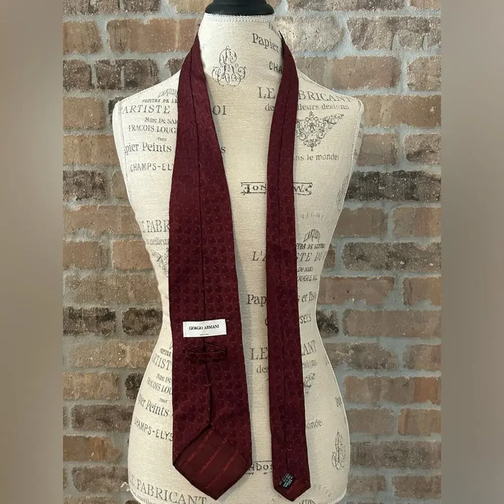 Giorgio Armani maroon wine 100% silk tie geometric pattern luxury men’s accent