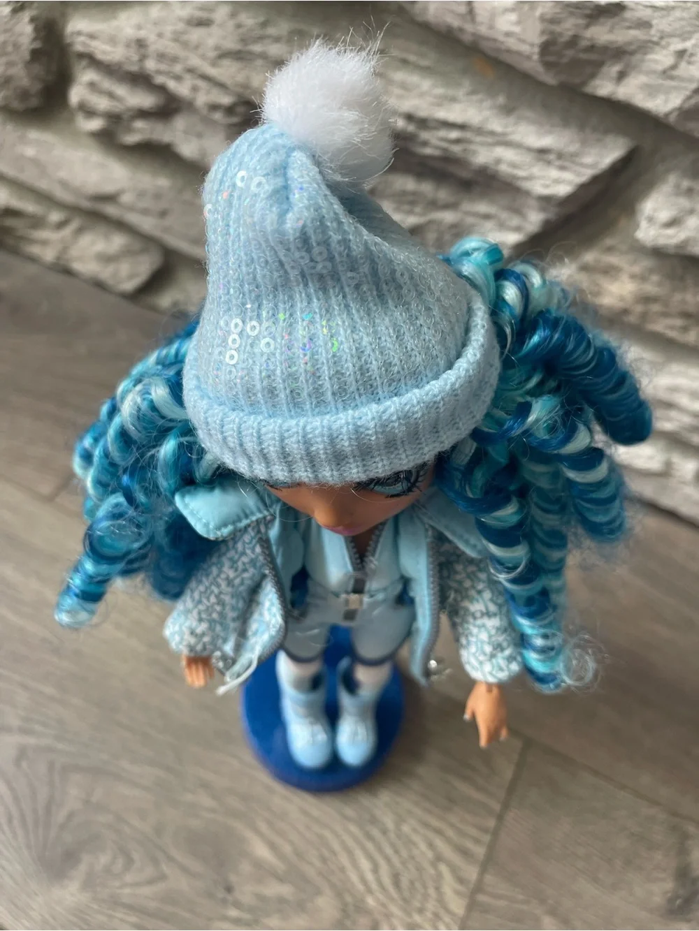 Rainbow High stylish blue