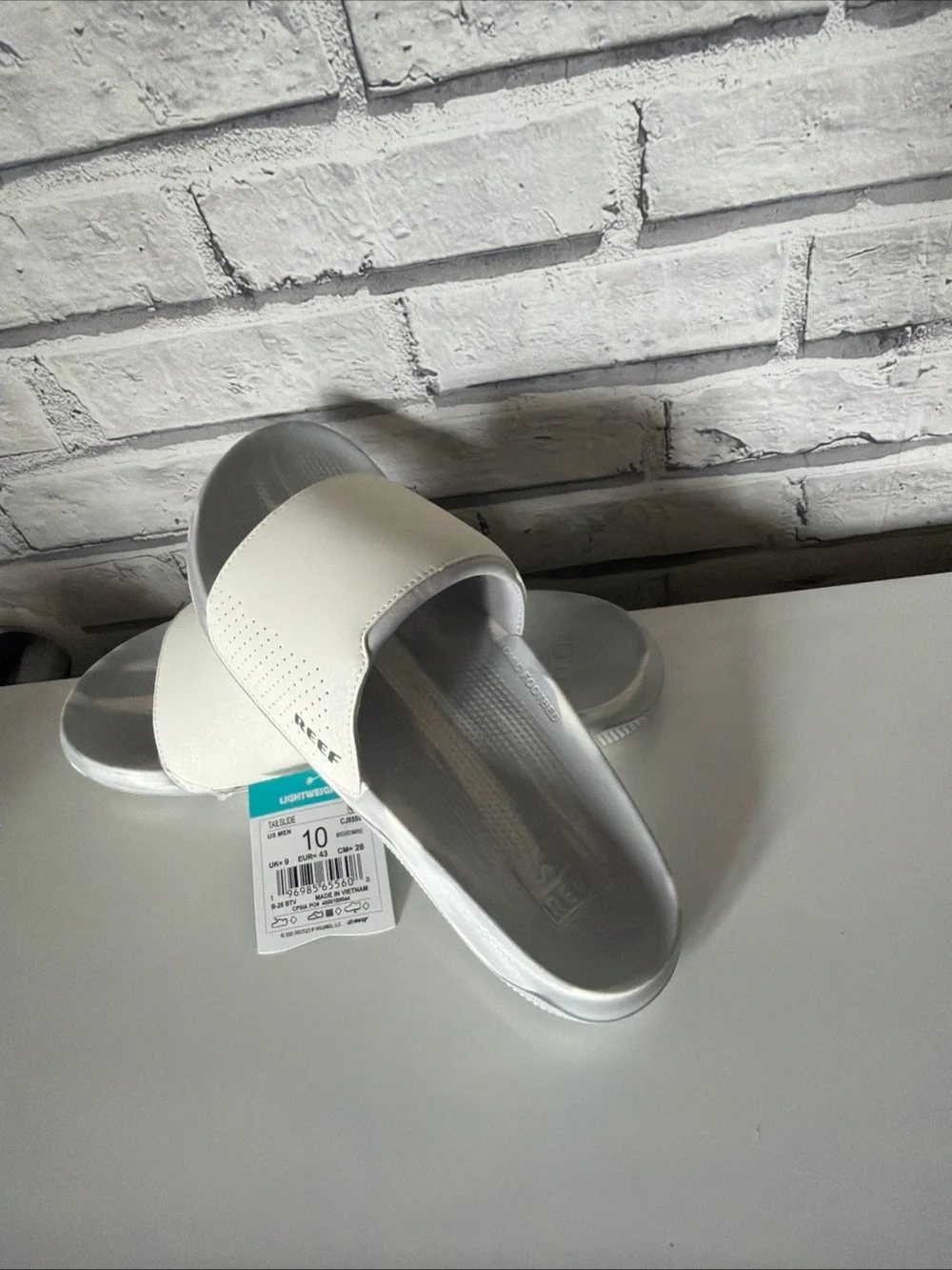 REEF Men's Size 10 Tailslide Slip-On Sandals. White. New with Tags