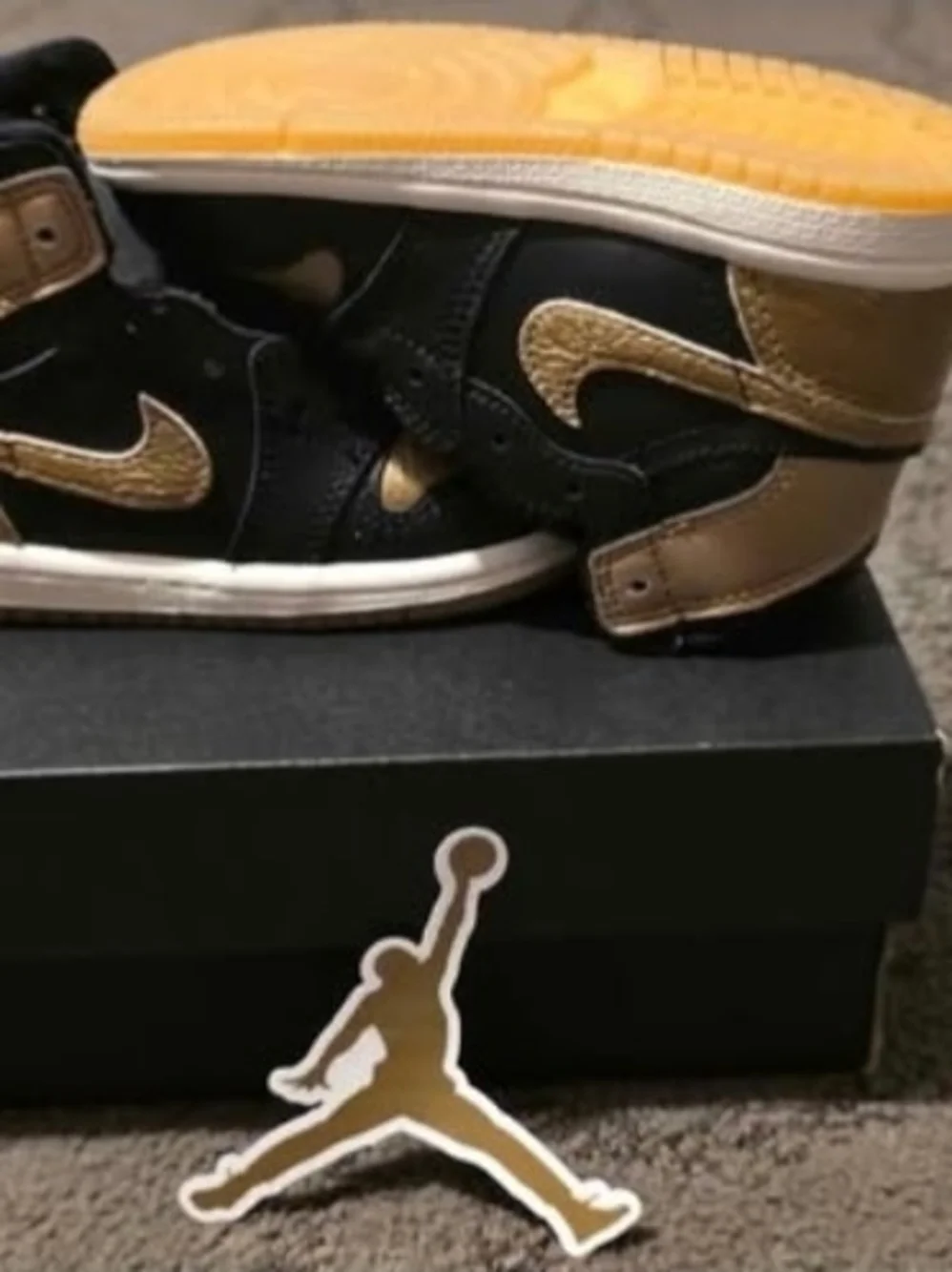 Nike Men’s Black & Metallic Gold Low-Top Sneakers