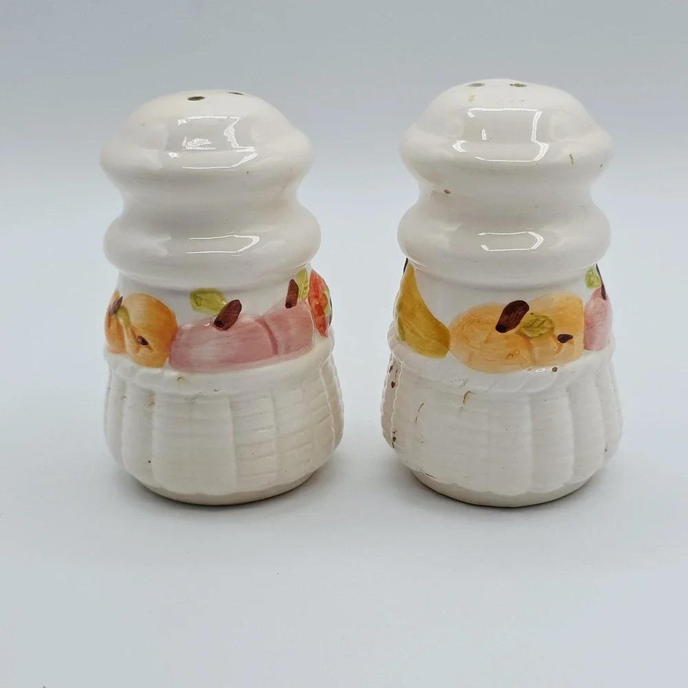Vtg Ceramic‎ Fruit Basket Salt & Pepper Shakers Small White Handpainted Set Of 2