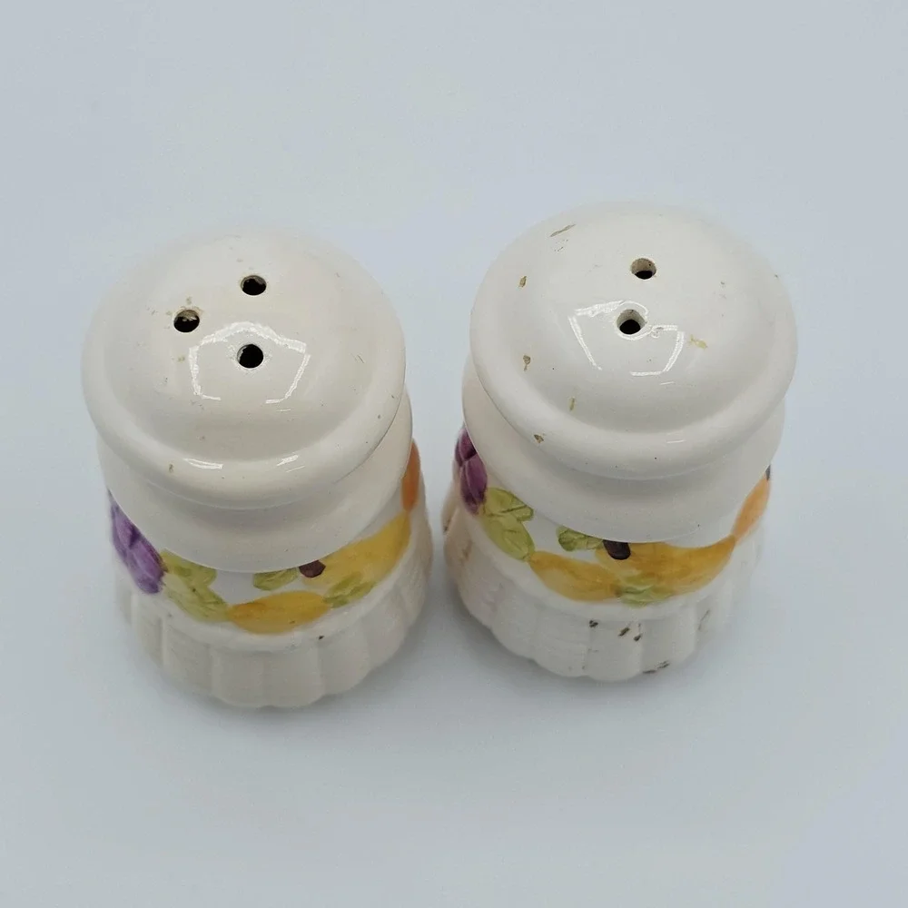 Vtg Ceramic‎ Fruit Basket Salt & Pepper Shakers Small White Handpainted Set Of 2